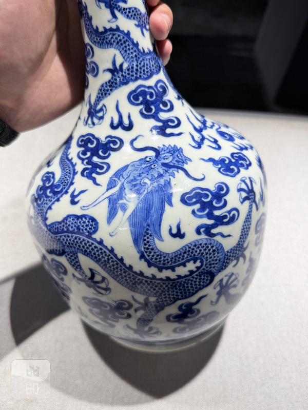 清中期 青花海水江崖云龙纹长颈瓶 - 图9